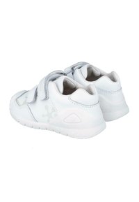 Zapatos de cuero blanco con un acabado texturizado, con correas de velcro, un interior suave y una suela con patrón para mayor agarre.