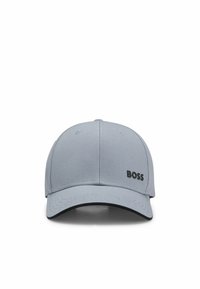Ljusgrå keps med en böjd skärm, som har en svart "BOSS"-logotyp på framsidan. Tillverkad av tyg med en strukturerad yta.