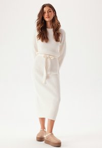 ROUND NECK RIB KNITTED MIDI DREESS - Stickad klänning - white