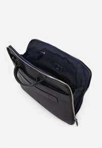 Zwarte leren laptoptas met een gladde textuur, ritssluiting, twee handgrepen en een marineblauwe binnenkant met een ritsvak en een logo tag.