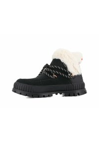 Stivaletto in suede nero con colletto in finta pelliccia bianca, lacci multicolori a contrasto e suola in gomma nera robusta con battistrada pronunciato.