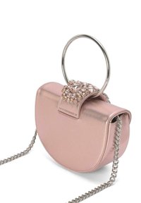 Bolso de mano metálico en oro rosado con forma redondeada, que presenta un asa circular plateada y un cierre de solapa adornado con strass. Correa de cadena.