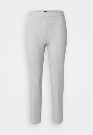 Pantaloni ajustați gri, elastici, cu o textură netedă. Dispun de un talie largă și picioare conice, concepute pentru confort și ușurința mișcării.