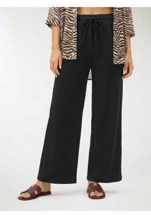 - Spodnie materiałowe