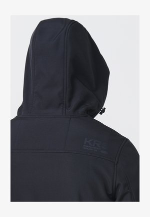 Sudadera negra con cuello alto y capucha integrada. Presenta un tejido texturizado y un detalle de logo en la parte superior de la espalda. Cierre con cremallera en el cuello.