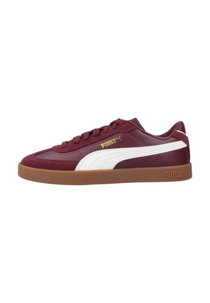 Sneaker bordeaux con accenti bianchi, suola in gomma e punta rotonda. Presentano un materiale in pelle testurizzata e un logo dorato sul lato.