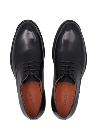 Schwarze Lederschuhe mit glattem Finish, runder Zehenpartie und sechs Ösen für die Schnürsenkel. Braunes Innenfutter mitLOGO-Detail.