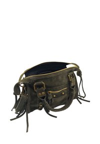 Sac en daim vert foncé avec une fermeture éclair, une poche avant et des garnitures dorées. Il présente des franges et un design de bandoulière tressée.