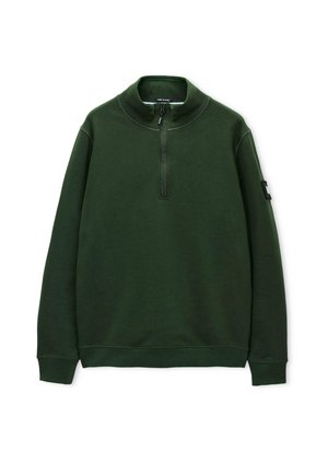 Tumši zaļš džemperis, izgatavots no mīksta auduma, ar augstu apkakli, puscietu aizdari un mazu melnu logo uz pleca.