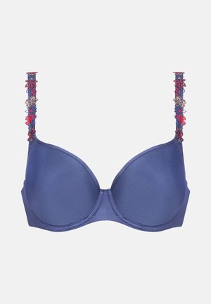 Soutien-gorge bleu marine avec des bonnets lisses et rembourrés ; bretelles en broderie florale complexe dans des tons de rouge, bleu et doré ; détail de la fermeture au dos non visible.
