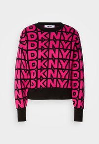 Rožinis megztinis su ryškiu juodu "DKNY" logotipu, apvaliu iškirpimu ir juodais raukšlėtais rankogaliais bei apačia.