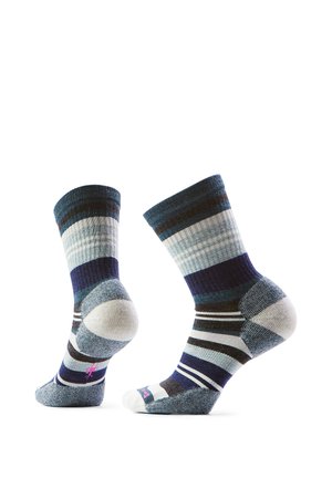 Par de calcetines de longitud media con rayas horizontales en azul, gris, negro y blanco, mostrados en expositores con forma de pie sobre un fondo blanco.