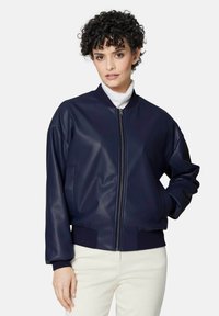 Marineblauwe faux leren bomberjack met ribgebreide manchetten en zoom, voorzien van een voorrits en twee zijzakken, gladde textuur en een relaxte pasvorm.