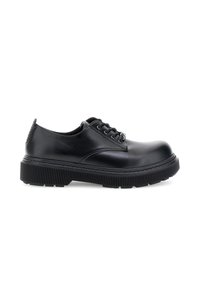 Scarpa in pelle nera con lacci, suola spessa e rigata, finitura liscia e occhielli in metallo su sfondo bianco.