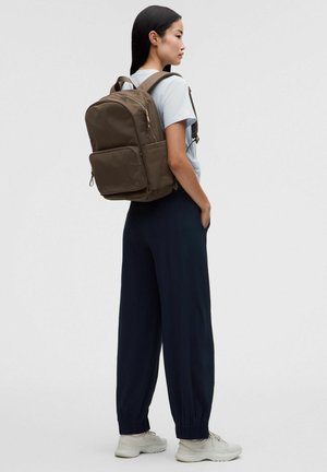 lululemon, EVERYWHERE UNISEX - Mochila - walnut crunch wacky khakI