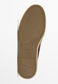 Brązowa zamszowa podeszwa z teksturowaną gumową podeszwą, o zaokrąglonym kształcie, z wytłoczonym logo "Massimo Dutti" oraz rozmiarem "42".