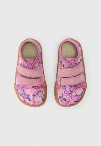 Ροζ παπούτσια με φλοράλ σχέδιο και υφασμένο επάνω μέρος, που διαθέτουν δύο ιμάντες με αγκράφα και ευέλικτη καφέ λαστιχένια σόλα.