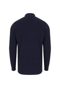 Granatowy sweter z ribbowanym wzorem, z wysokim kołnierzem i długimi rękawami. Miękka struktura z gładkim wykończeniem. Posiada dopasowany krój i zaokrąglony dół.
