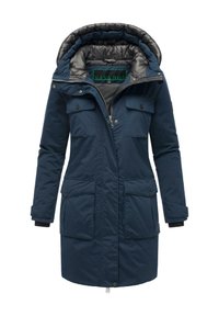 Marineblauwe geïsoleerde parka met een ritssluiting aan de voorkant, twee borstzakken en een capuchon. Beschikt over een gladde textuur en contrasterende binnenvoering.