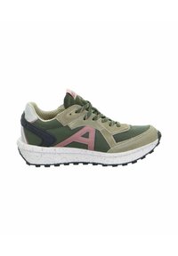 Grüne und beige Sneaker aus Mesh und Wildleder, gesprenkelte weiße Zwischensohle, pinke Akzente, schwarze Gummisohle und Schnürdesign.