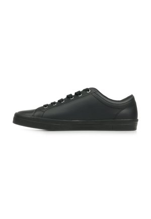 Zapatilla negra de cuero con un acabado liso, perfil bajo, puntera redondeada, seis ojales y suela de goma. Diseño sencillo sin patrones visibles.