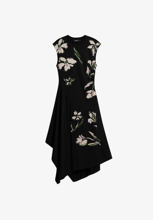 Vestido negro con estampado floral en suave rosa y verde. Presenta un diseño de manga corta y un dobladillo asimétrico. Está hecho de una tela ligera.