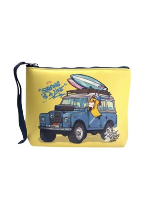 SUV vintage blu con tavole da surf sul tetto e un personaggio dei cartoni animati appeso al finestrino, con il testo "Surfing is a life" su una bustina gialla.