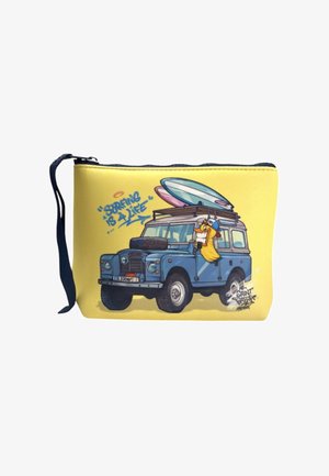 SUV vintage blu con tavole da surf sul tetto e un personaggio dei cartoni animati appeso al finestrino, con il testo "Surfing is a life" su una bustina gialla.