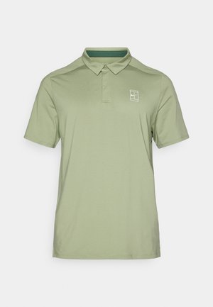 Šviesiai žalia polo marškinėlių, pagamintų iš tekstūruotos medžiagos, su apykakle, trimis mygtukais ir mažybe logotipu kairėje viršutinėje pusėje.