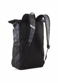 Zaino nero con un design testurizzato, dotato di spallacci imbottiti e un compartimento con zip. Ideale per un uso casual o sportivo.