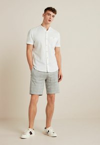 Next LINEN BLEND SHORT SLEEVE SHIRT WITH GRANDAD COLLAR - Overhemd - white