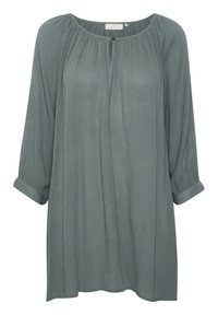 Grüne Tunika-Bluse mit Dreiviertelärmeln, plissiertem Vorderteil, Rundhalsausschnitt und einem Knopfdetail am Hals. Weicher, texturierter Stoff.