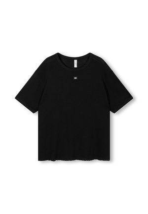 Sort kortærmet t-shirt lavet af tekstureret stof med ribbet finish, med et kvadratisk logo patch på forsiden. Ujævn kant.