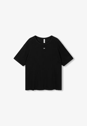 Zwarte korte mouwen t-shirt gemaakt van textuurstof met een ribbelafwerking, met een vierkante logopatch op de voorkant. Ongesneden zoom.