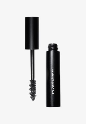 Zwarte mascarabuizen met het label "Eye Opening Mascara" waarvan de dop is verwijderd, met een spoolie borstelapplicator zichtbaar.