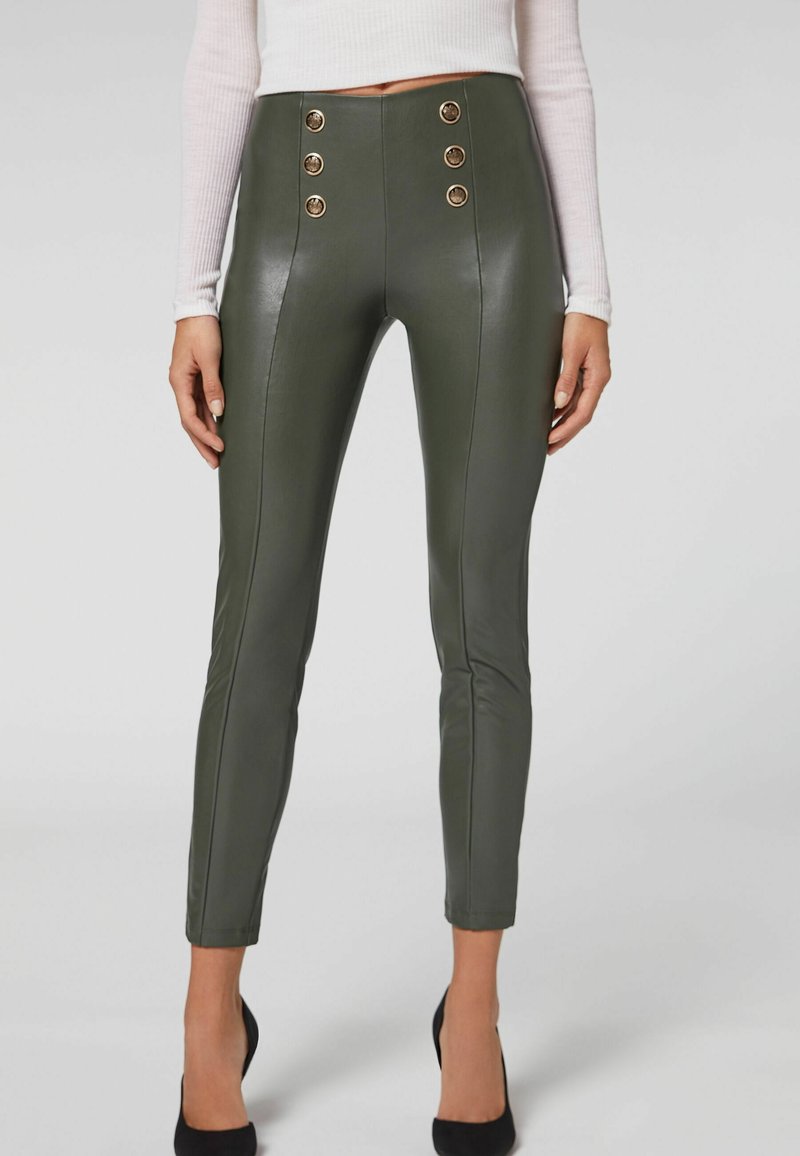 Groene faux leren high-waisted broek met een slim fit, voorzien van een zijnaad, vijf gouden knoopaccenten en een gladde textuur.