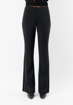 Pantaloni neri a zampa d'elefante realizzati in un tessuto liscio e elastico. Presentano una vita alta e una silhouette pulita e sartoriale.