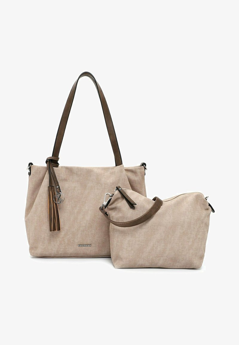 Beige stoffen handtas met bruine leren accenten, voorzien van een kwastje en een kleinere bijpassende pouch. Glad textuur, eenvoudig ontwerp.