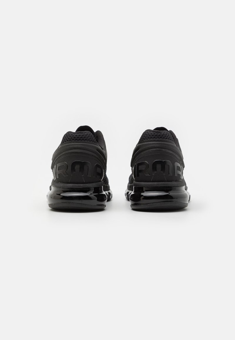 Zapatillas deportivas negras con parte superior de malla, talón acolchado y suela brillante. En la parte trasera se puede ver "AIR MAX" grabado en los lados.