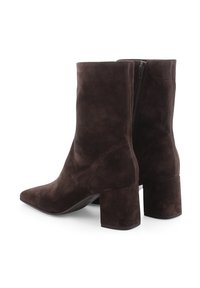 Braune Wildleder-Stiefeletten mit spitzem Zehenbereich und Blockabsatz, ausgestattet mit einem seitlichen Reißverschluss und glatter Textur.