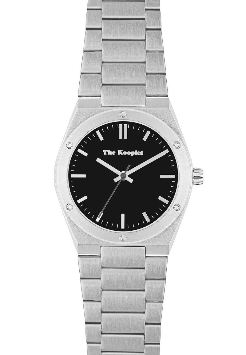 Kelluva teräksinen kello mustalla pyöreällä kellotaululla, valkoisilla tuntimerkeillä ja tekstuurilla varustetulla metallirannekkeella. Brändilogo näkyy 12:n kohdalla.