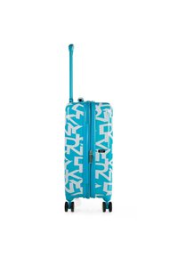 Maleta rígida en un brillante color turquesa con texto blanco en negrita. Cuenta con un mango retráctil y cuatro ruedas negras para su movilidad.