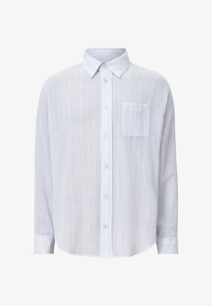 Lyseblå langærmet skjorte med knapper i struktureret stof, der har en lomme på brystet, knaplukning foran og subtile lodrette striber.