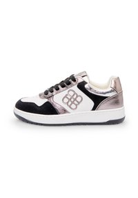 Sneaker fehér, fekete és fényes kiegészítőkkel. Velúrból és fényes anyagokból készült, kerek orrú, textúrált felülettel, és logóval az oldalon.
