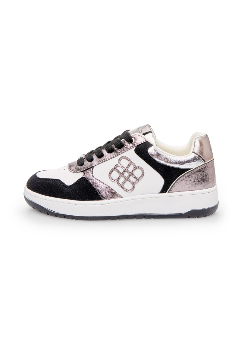 Sneaker fehér, fekete és fényes kiegészítőkkel. Velúrból és fényes anyagokból készült, kerek orrú, textúrált felülettel, és logóval az oldalon.