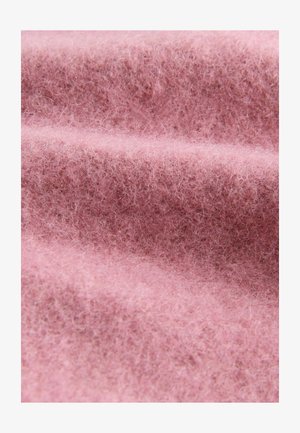 Tessuto di feltro rosa che mostra una texture morbida e pelosa con pieghe ondulate, enfatizzando il suo aspetto caldo e la sua natura leggera.