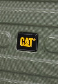 Zelená texturovaná zavazadla s diagonálními pruhy a černým čtvercovým logem s nápisem "CAT" v žluté barvě. Logo obsahuje trojúhelníkový designový prvek.