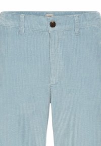 Lysblå kordfløjspants med lodrette ribber, udstyret med en brun knap i taljen og standardlommer foran.