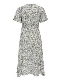 Grønn midikjole med korte ermer og hvitt prestekrageblomstermønster, med knytt belte i midjen og en luftig skjørt.