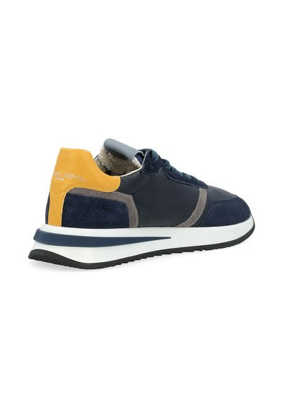 Sneaker blu navy realizzata in materiali in pelle e camoscio, con un accento giallo sul tallone, intersuola grigia, design con lacci testurizzati e suola in gomma.